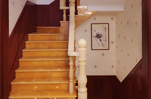 加茂镇中式别墅室内汉白玉石楼梯的定制安装装饰效果